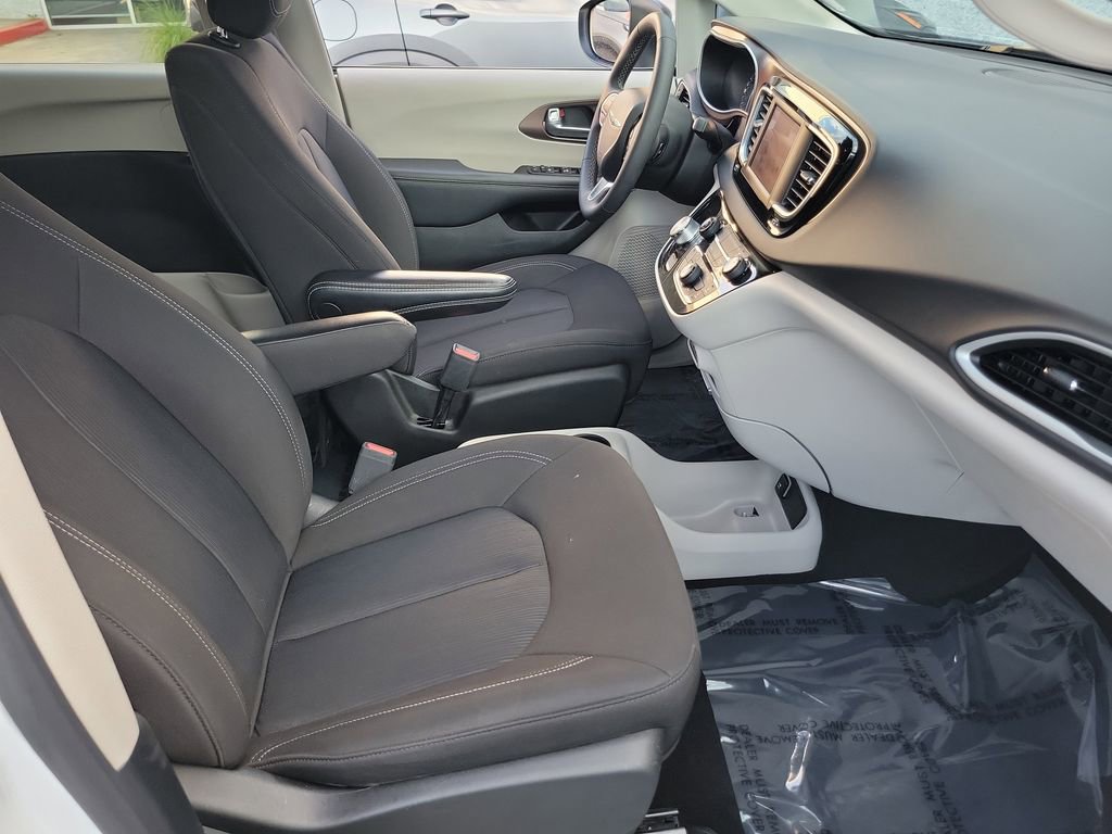 Used 2024 Chrysler Voyager LX image 16