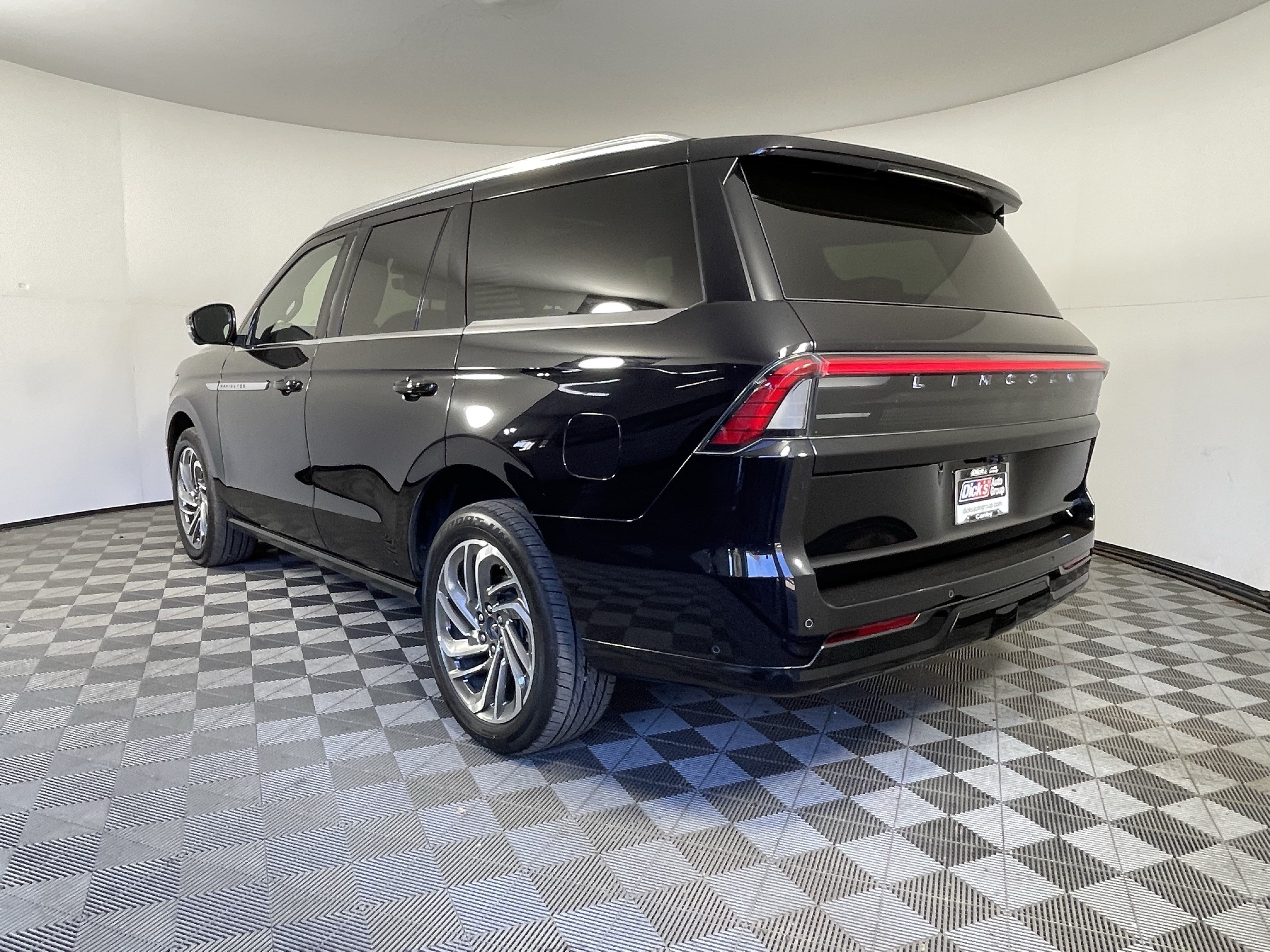 Used 2025 Lincoln Navigator Reserve AWD/4WD image 3