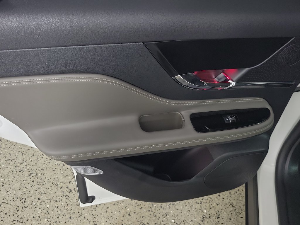 Used 2025 Lincoln Corsair Reserve FWD image 14