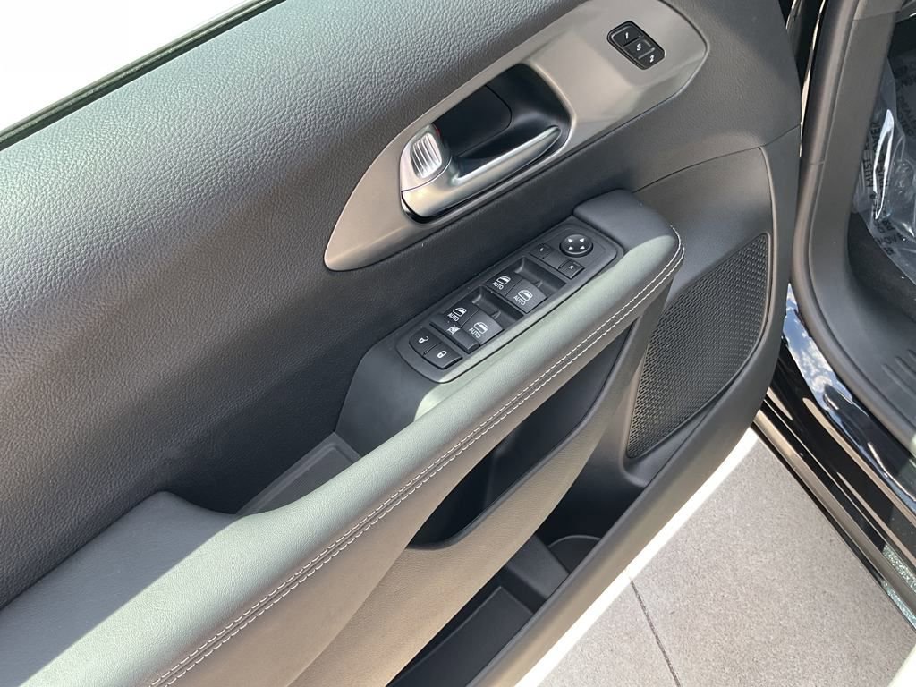 New 2026 Chrysler Pacifica Select image 13