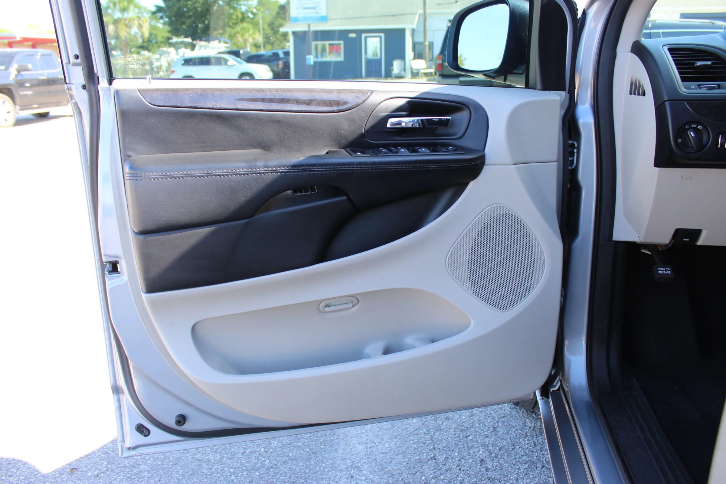 Used 2018 Dodge Grand Caravan SE image 9