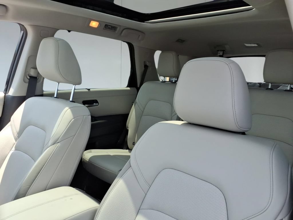 New 2026 Nissan Pathfinder SL w/ SL Premium Package FWD image 16