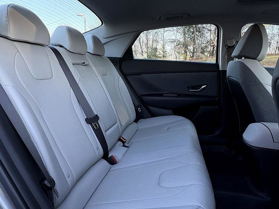 Used 2023 Hyundai Elantra Limited image 12