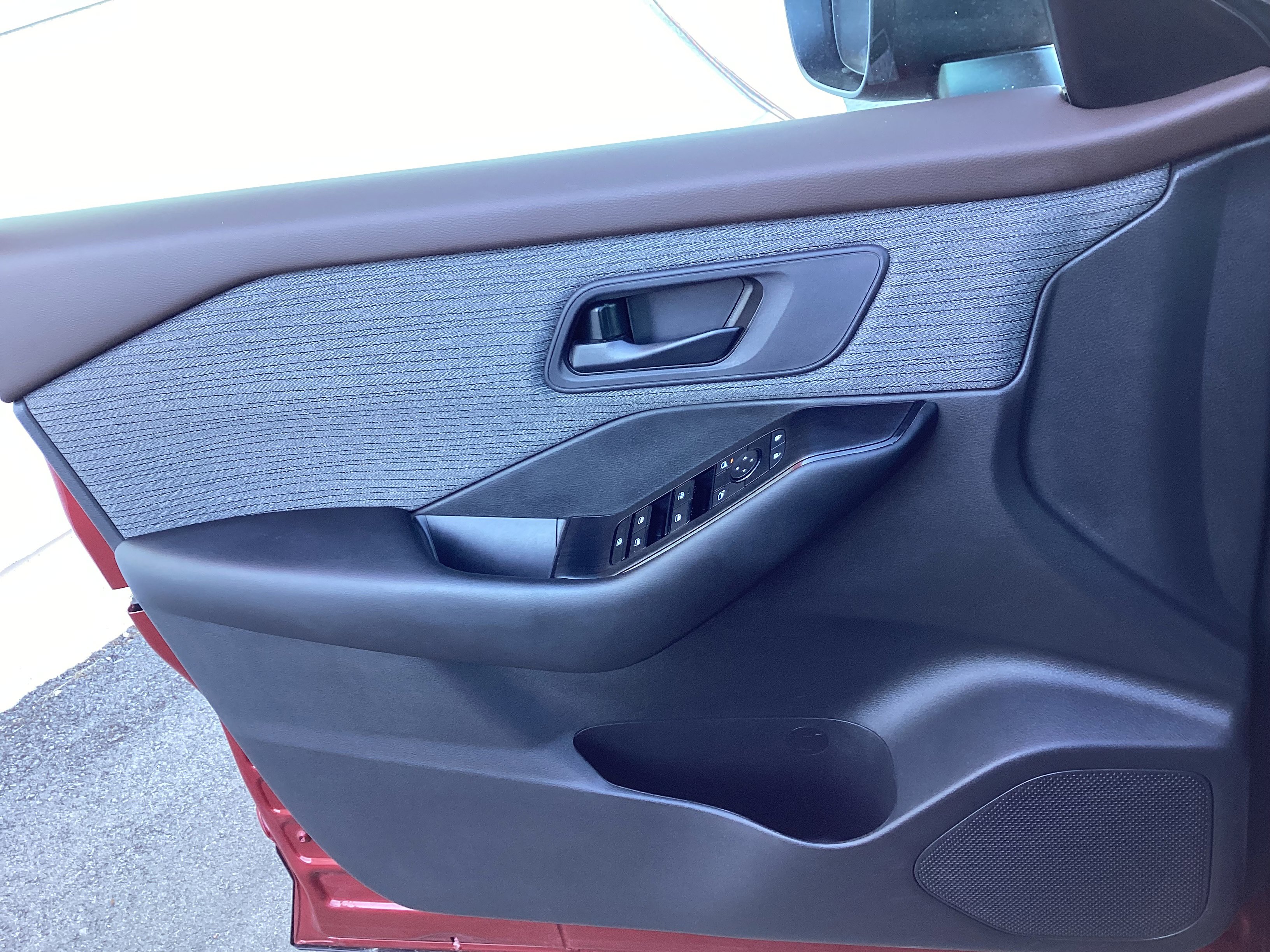 Used 2023 Nissan Rogue S image 27