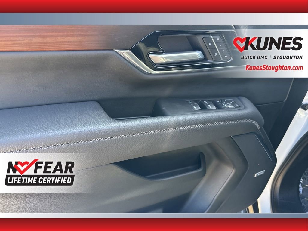 Used 2025 GMC Yukon XL Denali AWD/4WD image 23
