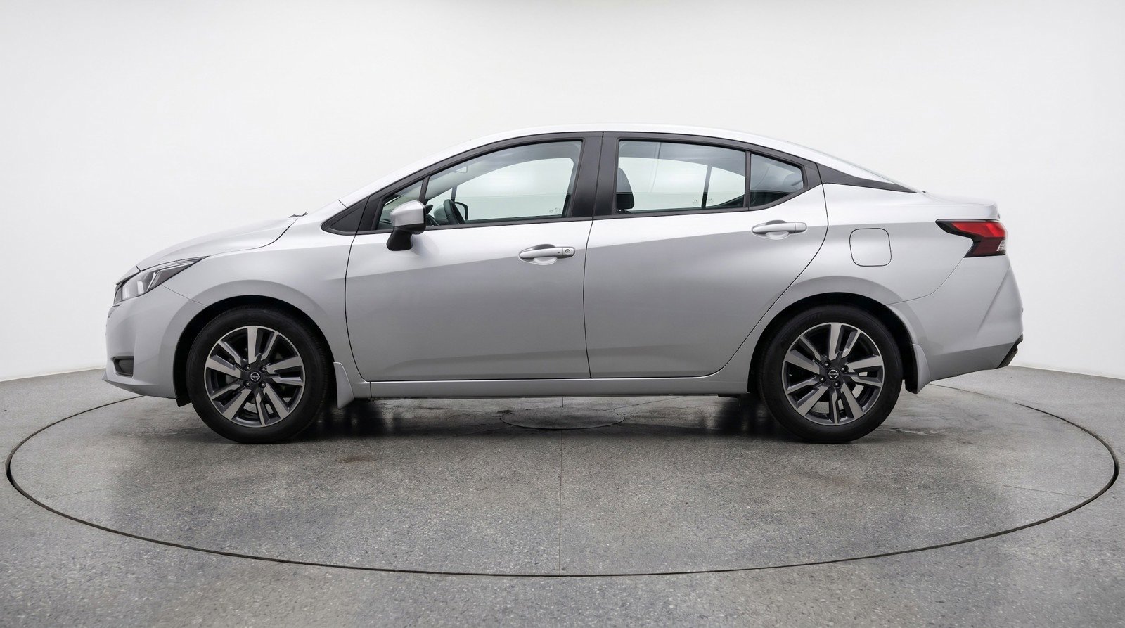 Used 2025 Nissan Versa SV FWD image 4