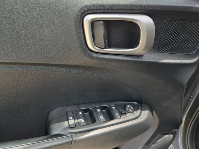 Used 2025 Hyundai Venue SEL FWD image 13