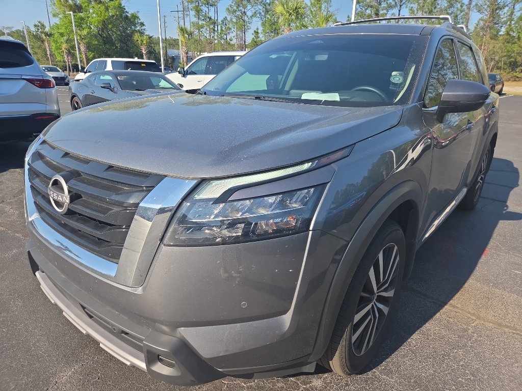 Used 2025 Nissan Pathfinder Platinum image 1