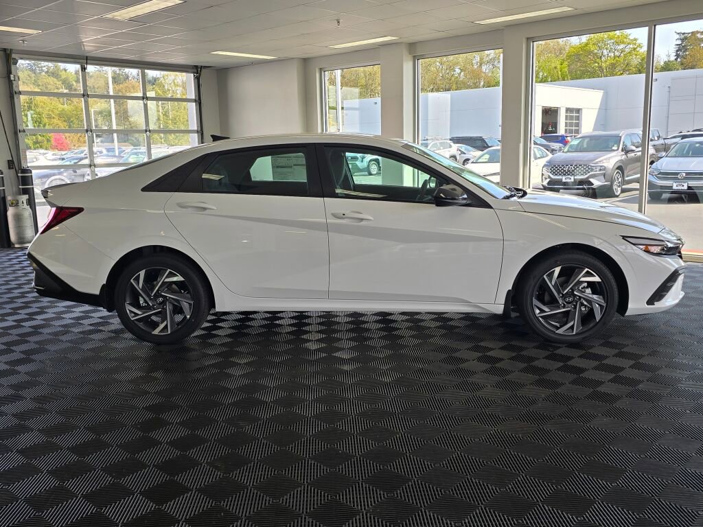New 2025 Hyundai Elantra SEL image 3