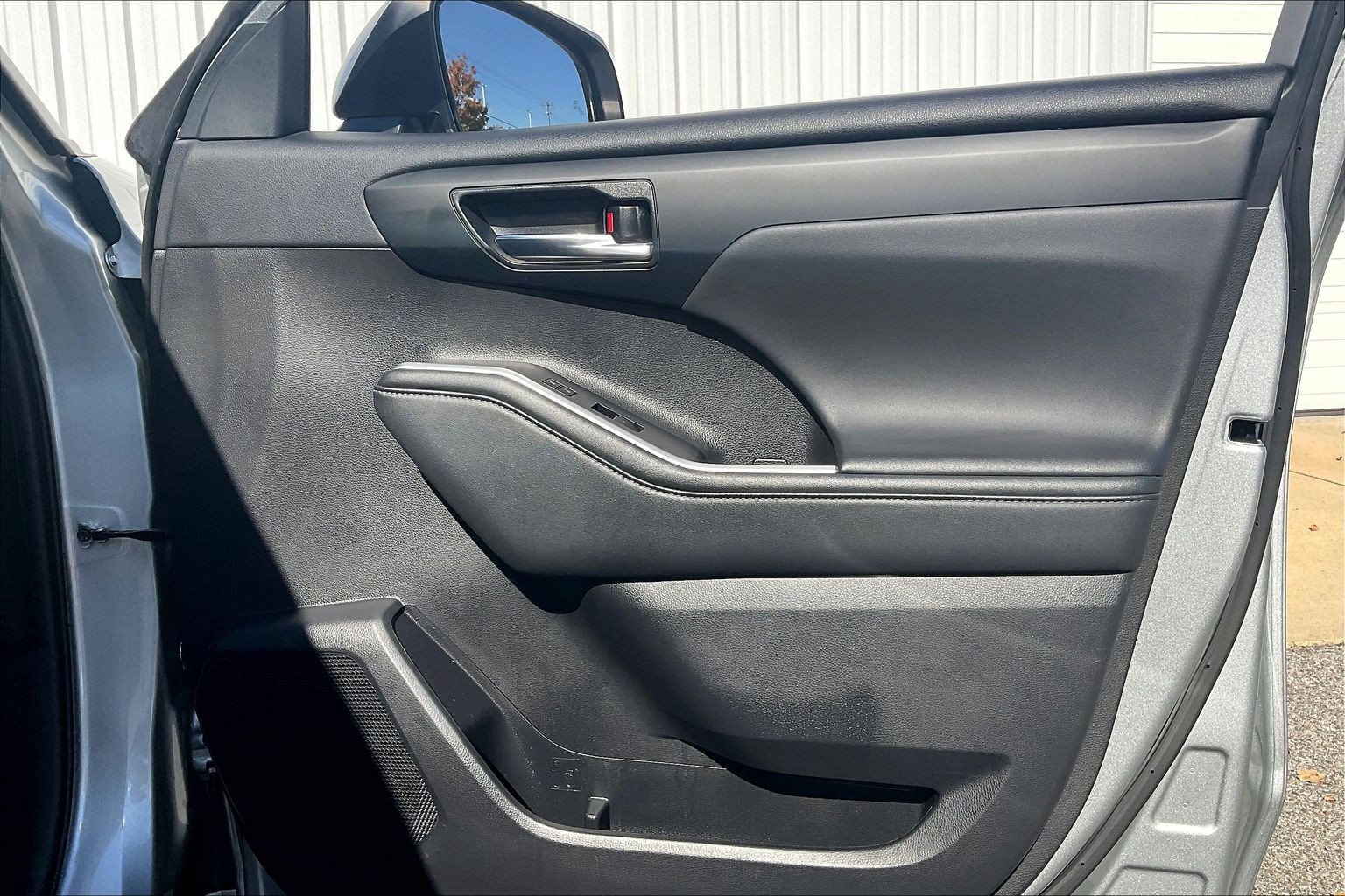 Used 2022 Toyota Highlander XLE FWD image 26