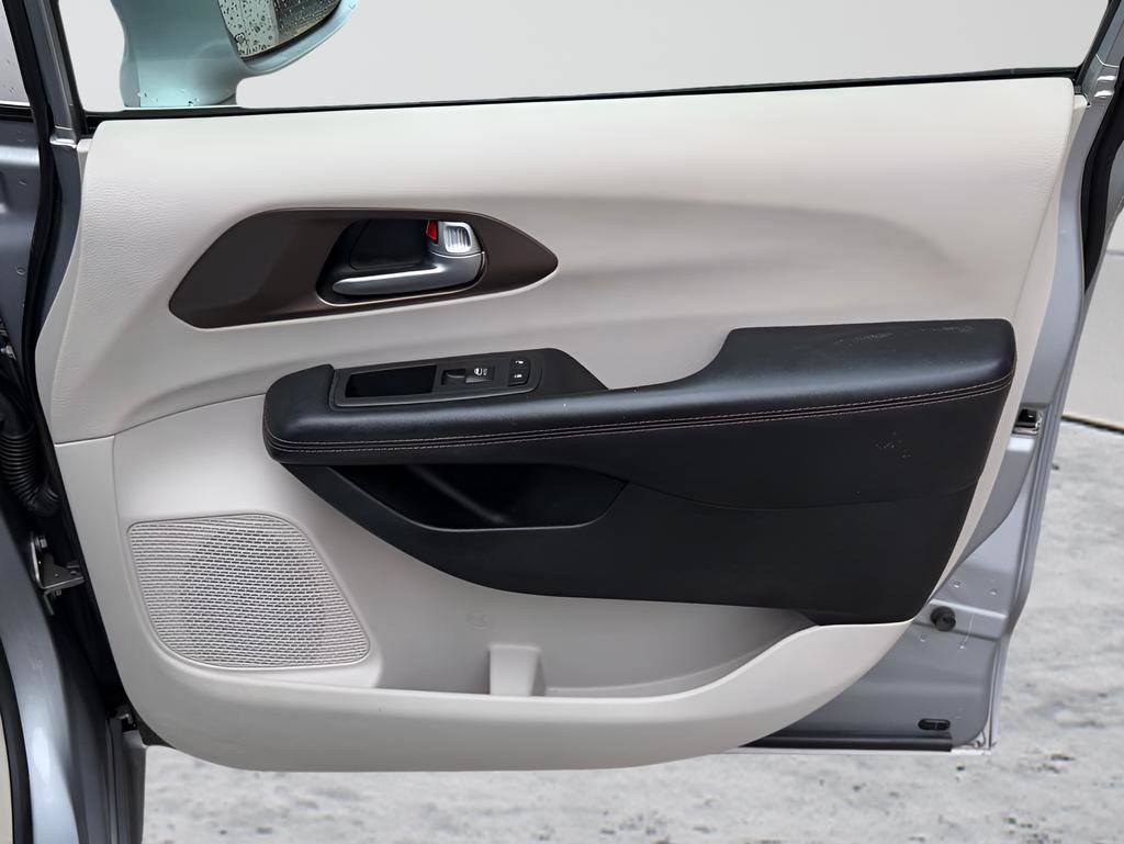 Used 2019 Chrysler Pacifica Touring-L FWD image 35