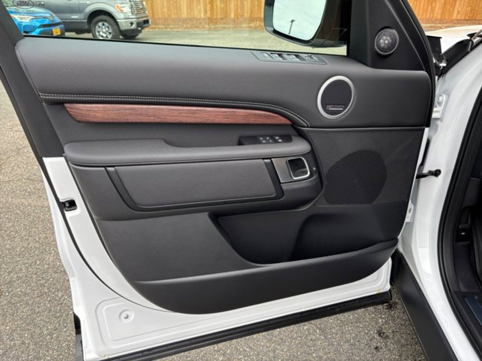 New 2025 Land Rover Discovery Dynamic SE image 21