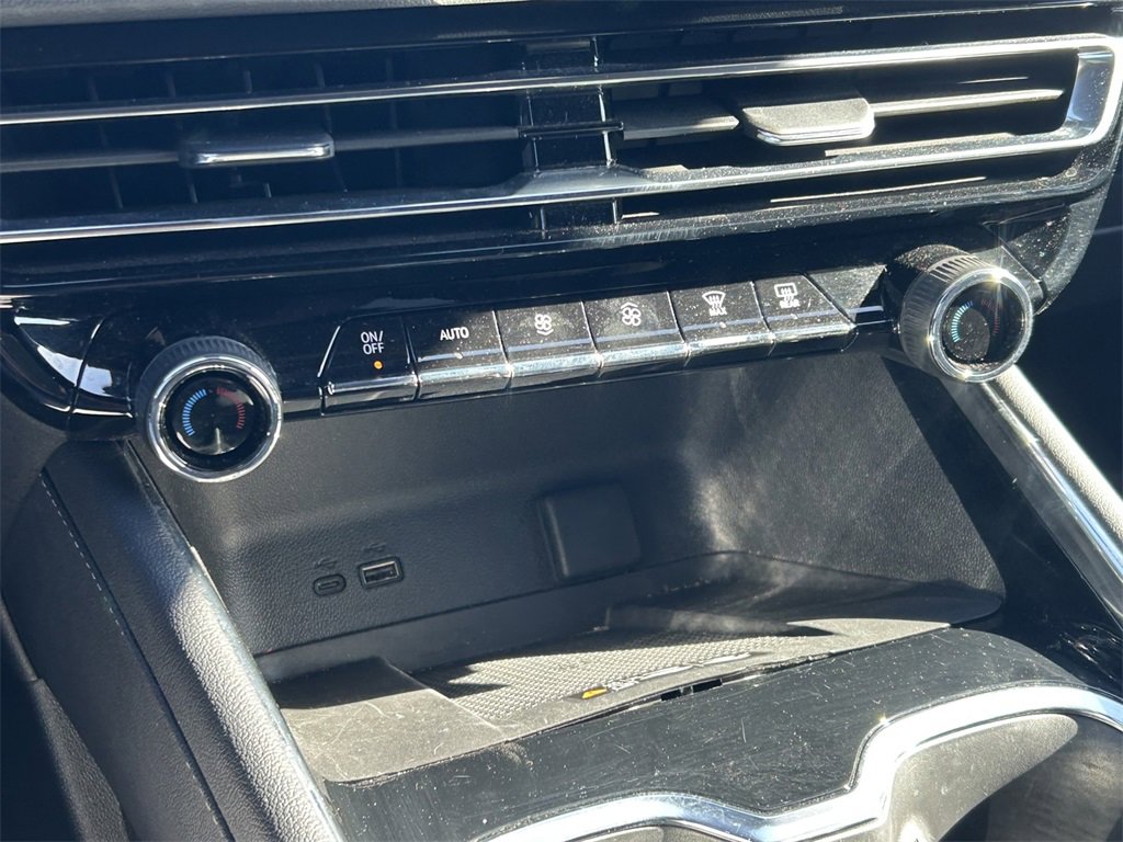 Used 2025 Chevrolet Traverse LT image 33