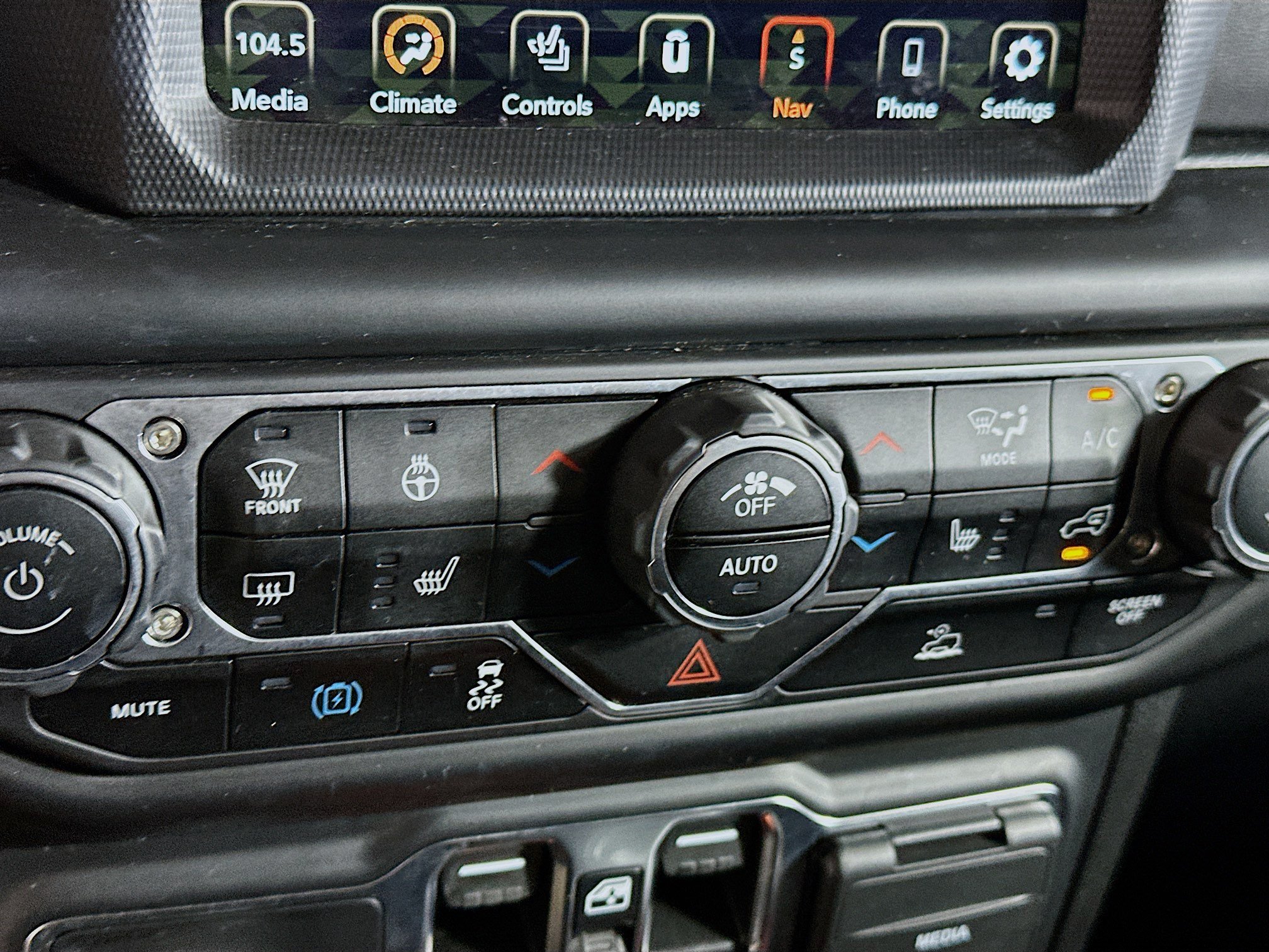 Used 2023 Jeep Wrangler Unlimited Sahara w/ Cold Weather Group AWD/4WD image 24