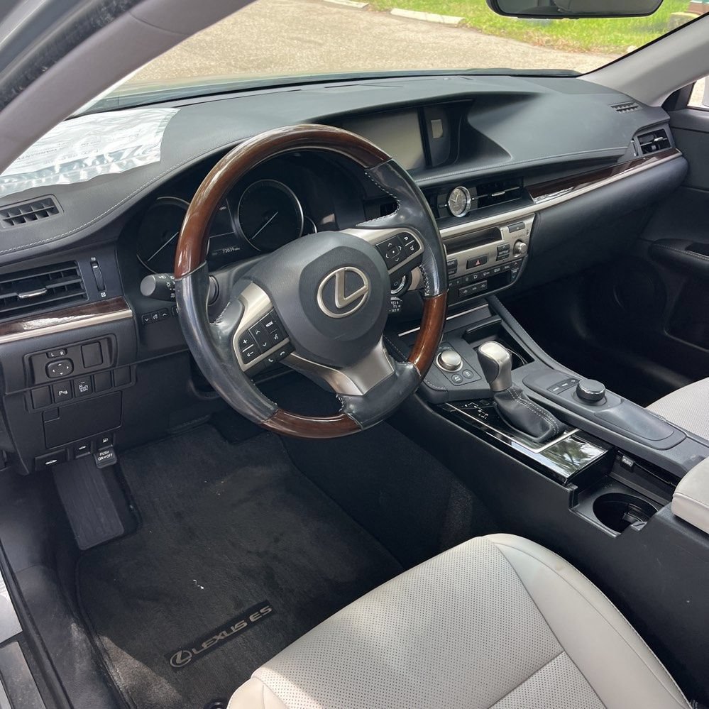 Used 2016 Lexus ES 300h FWD image 3