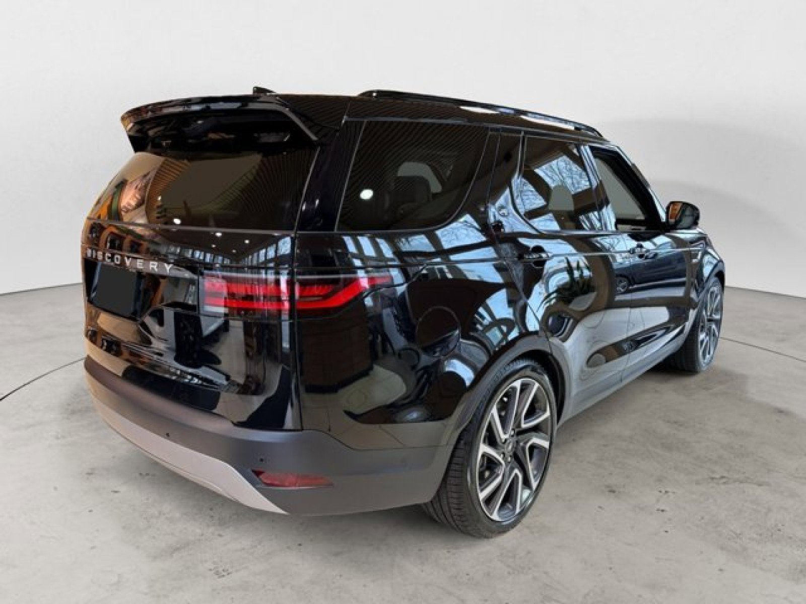 Certified 2024 Land Rover Discovery S image 5