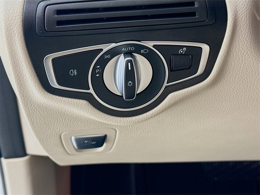 Used 2021 Mercedes-Benz GLC 300 4MATIC image 11