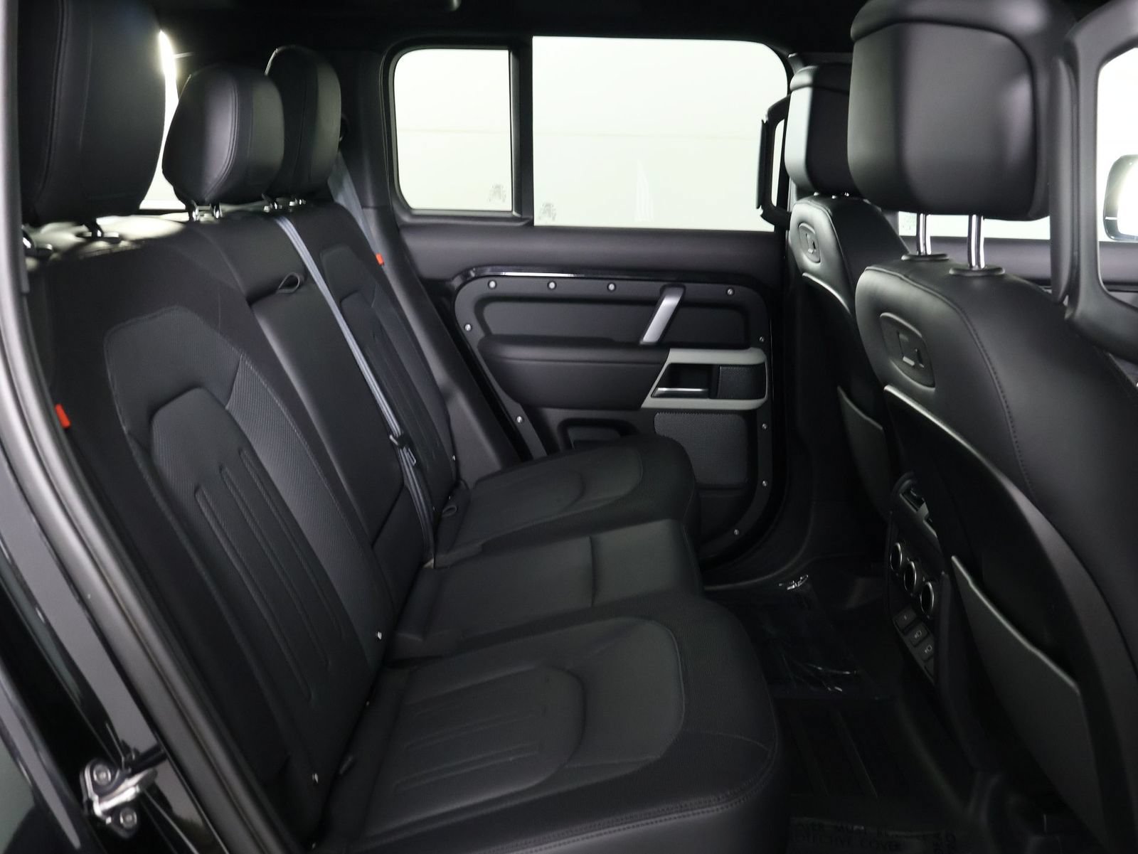 Used 2022 Land Rover Defender 110 X-Dynamic HSE AWD/4WD image 30