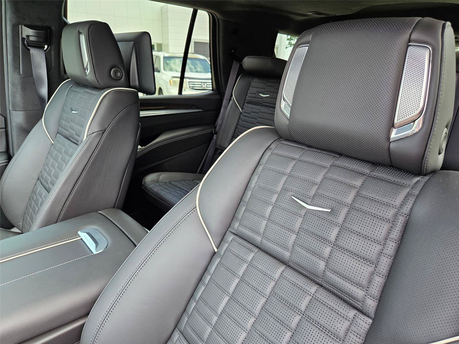 Used 2025 Cadillac Escalade Sport Platinum w/ LPO, ONYX Package AWD/4WD image 12