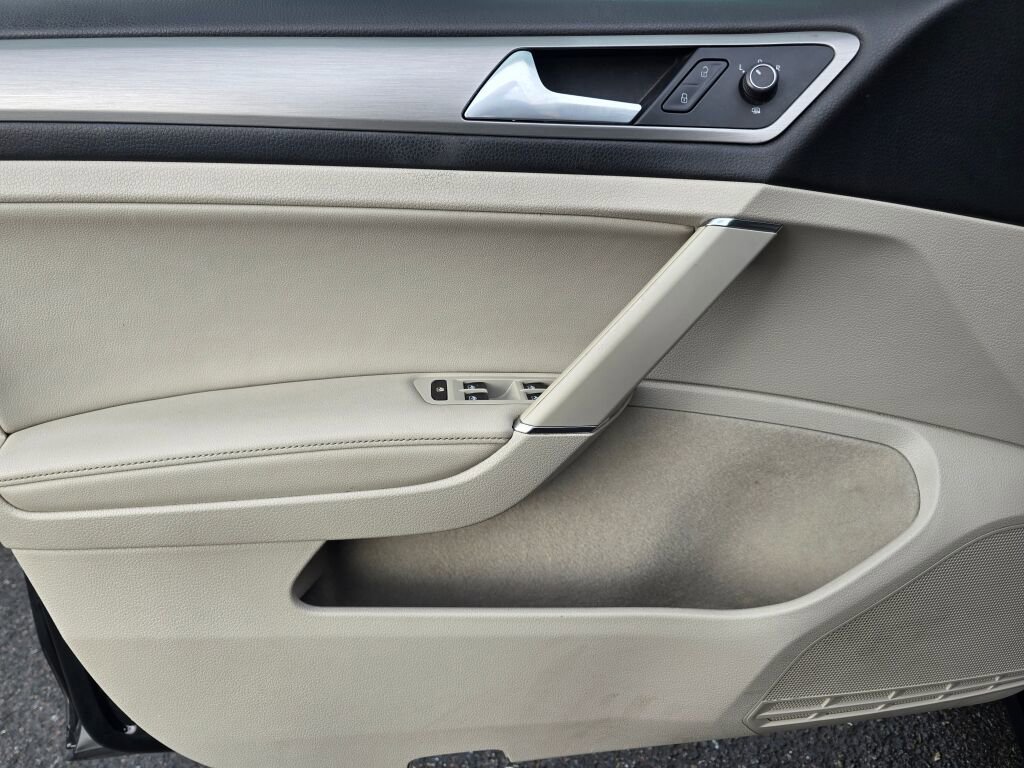 Used 2016 Volkswagen Golf SE image 19