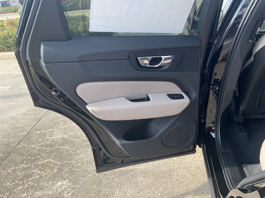 New 2027 Volvo XC60 B5 Plus AWD/4WD image 13