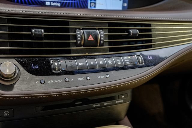 Used 2018 Lexus LS 500 w/ Accessory Package (Z1) RWD image 35