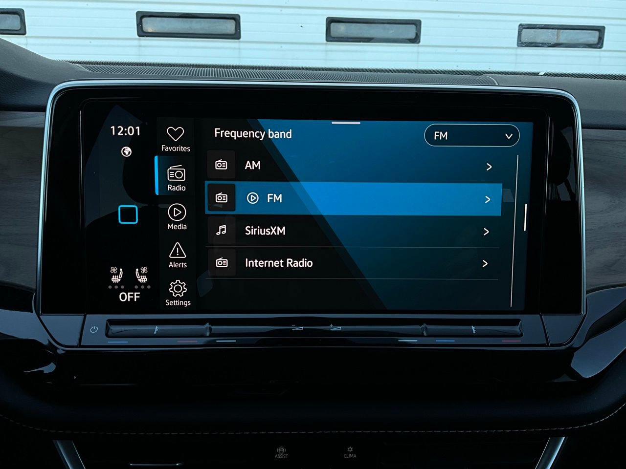 Used 2025 Volkswagen Atlas SE image 34