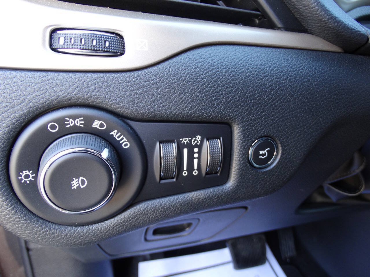 Used 2016 Jeep Cherokee 4WD Limited w/ Luxury Group w/ Luxury Group image 22