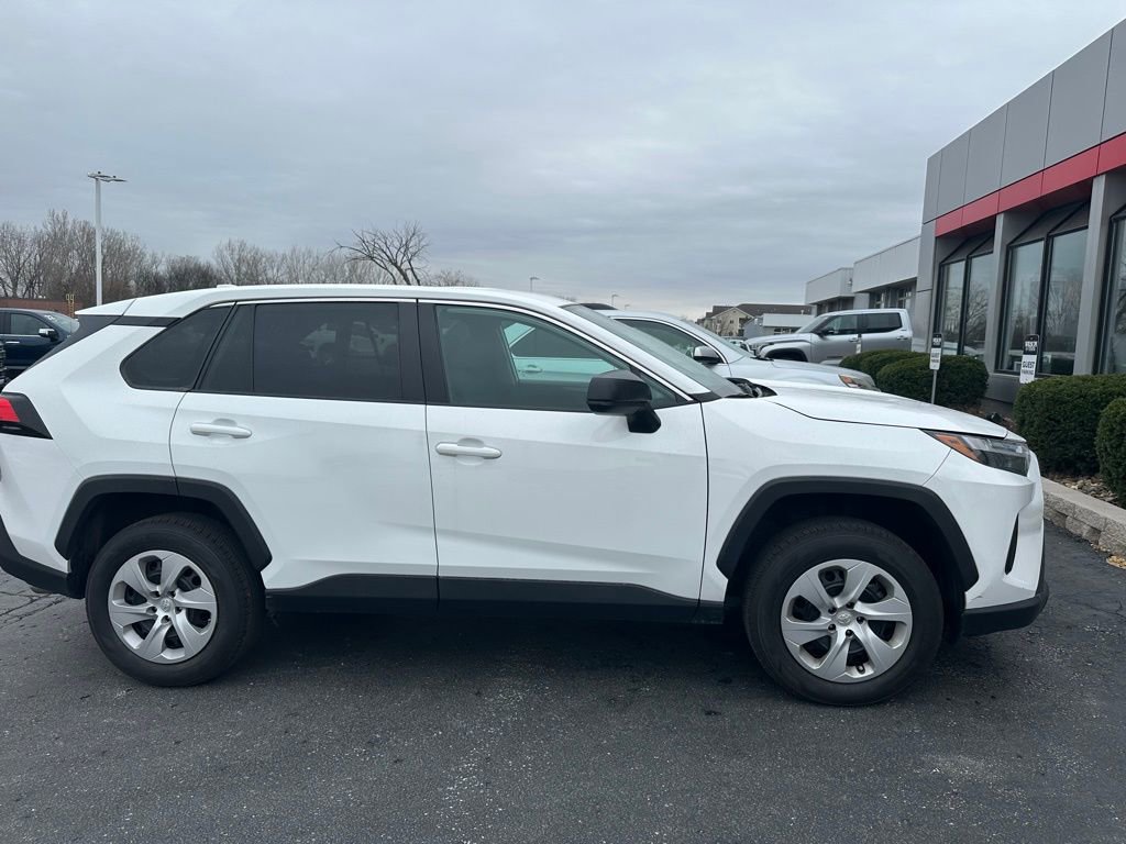 Used 2024 Toyota RAV4 LE AWD/4WD image 3
