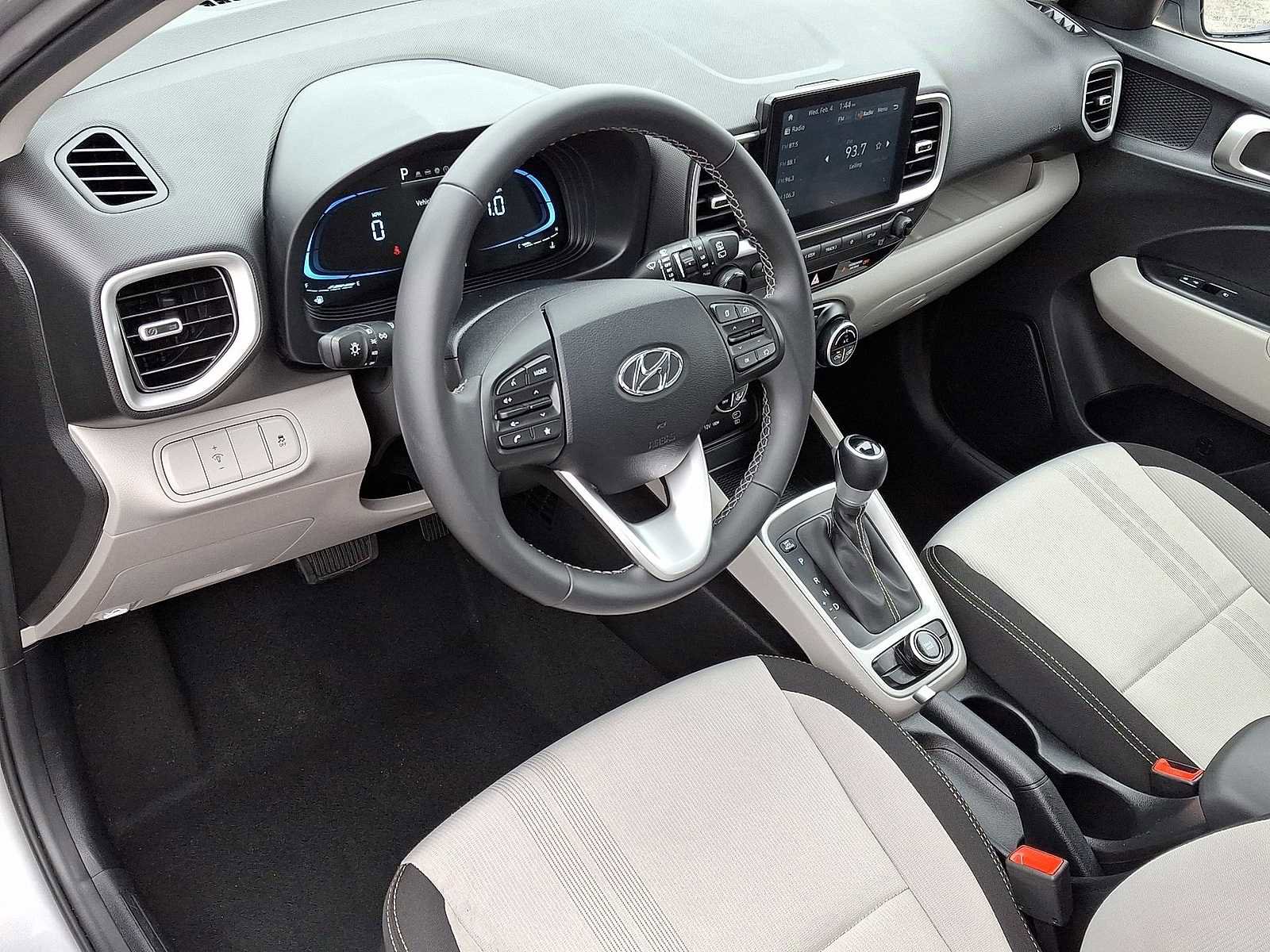 Used 2025 Hyundai Venue SEL image 16