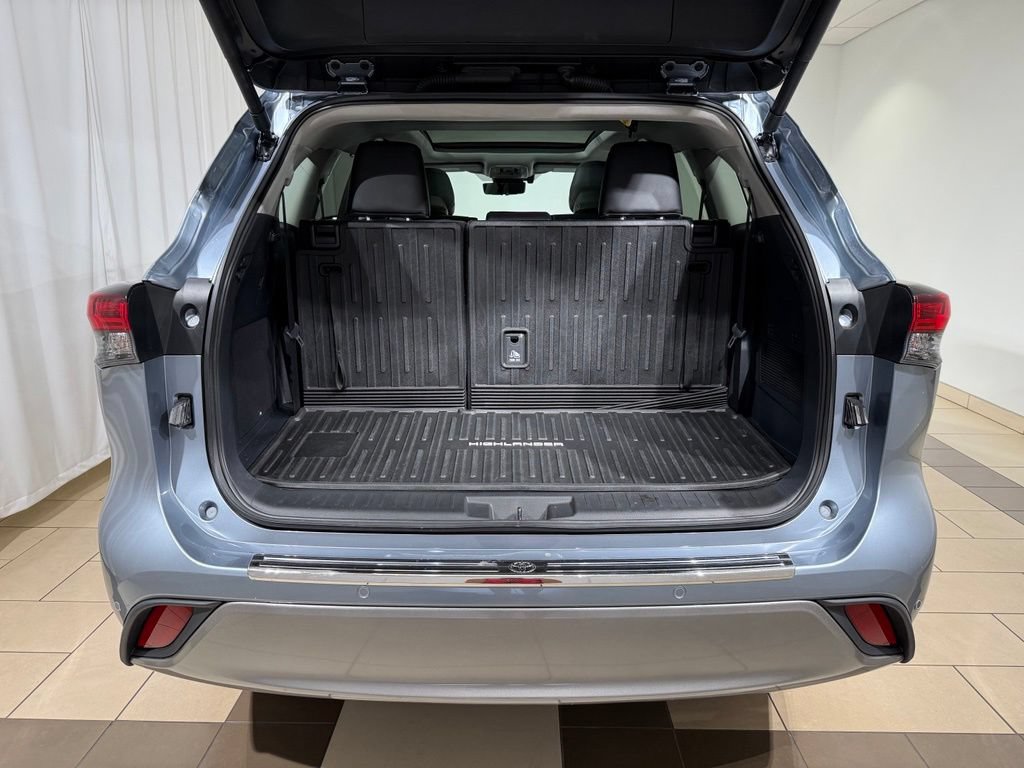 Certified 2024 Toyota Highlander Platinum AWD/4WD image 11