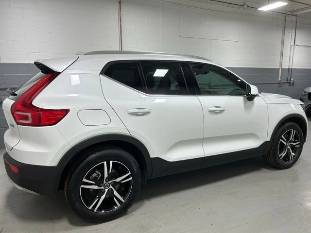 Used 2025 Volvo XC40 B5 Core AWD/4WD image 2