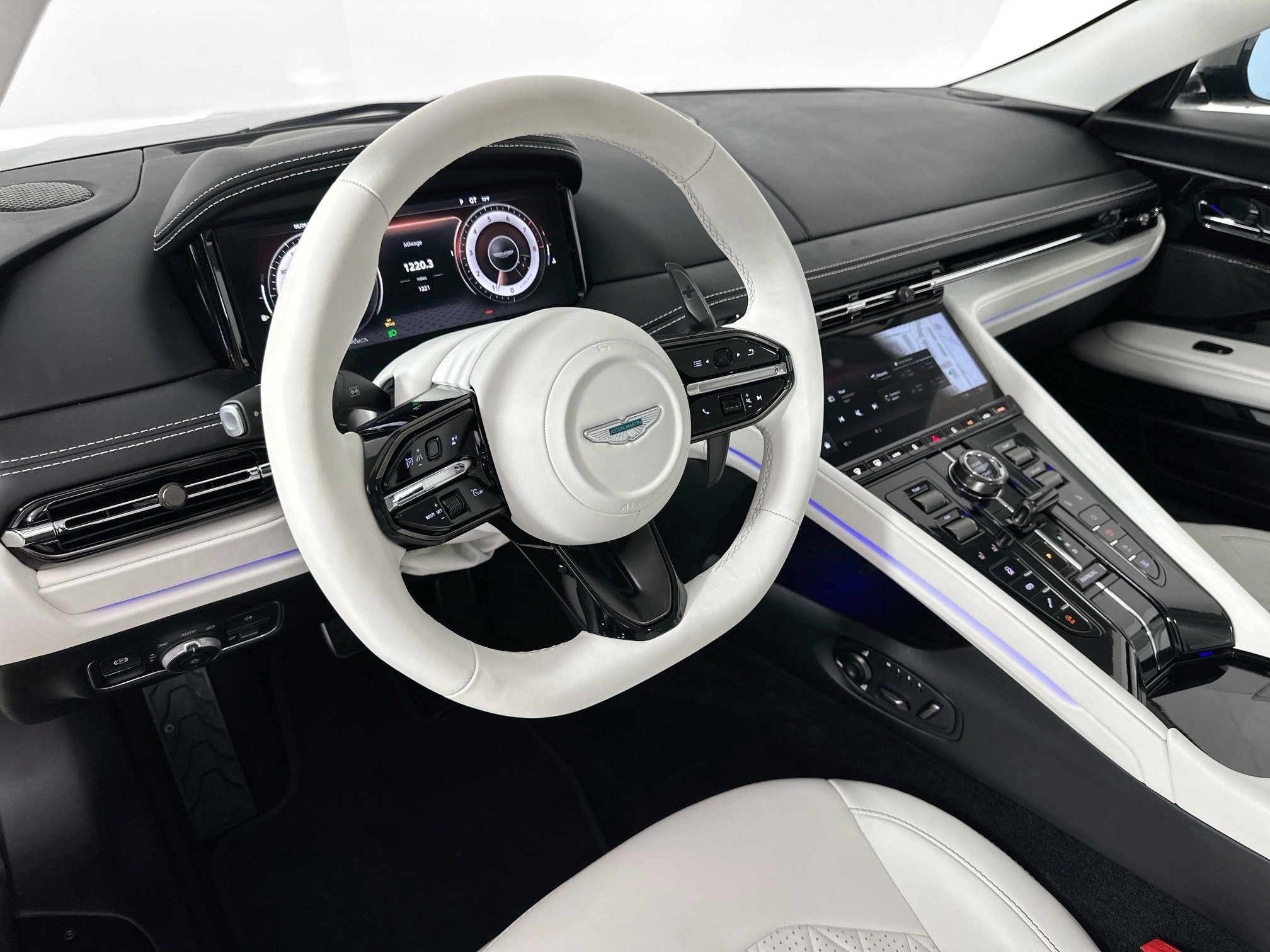 Used 2025 Aston Martin DB12 Coupe image 3