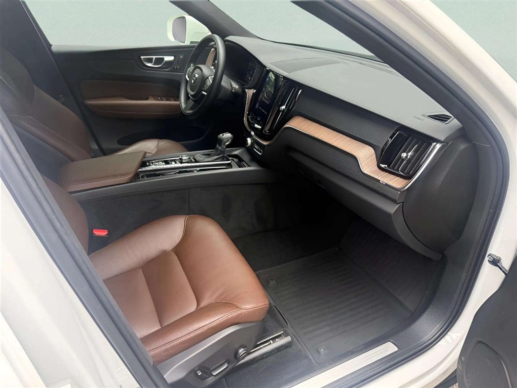 Used 2021 Volvo XC60 T5 Momentum w/ Premium Package AWD/4WD image 22