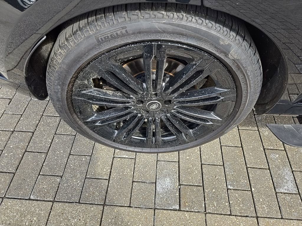 Used 2025 Land Rover Range Rover Autobiography image 12