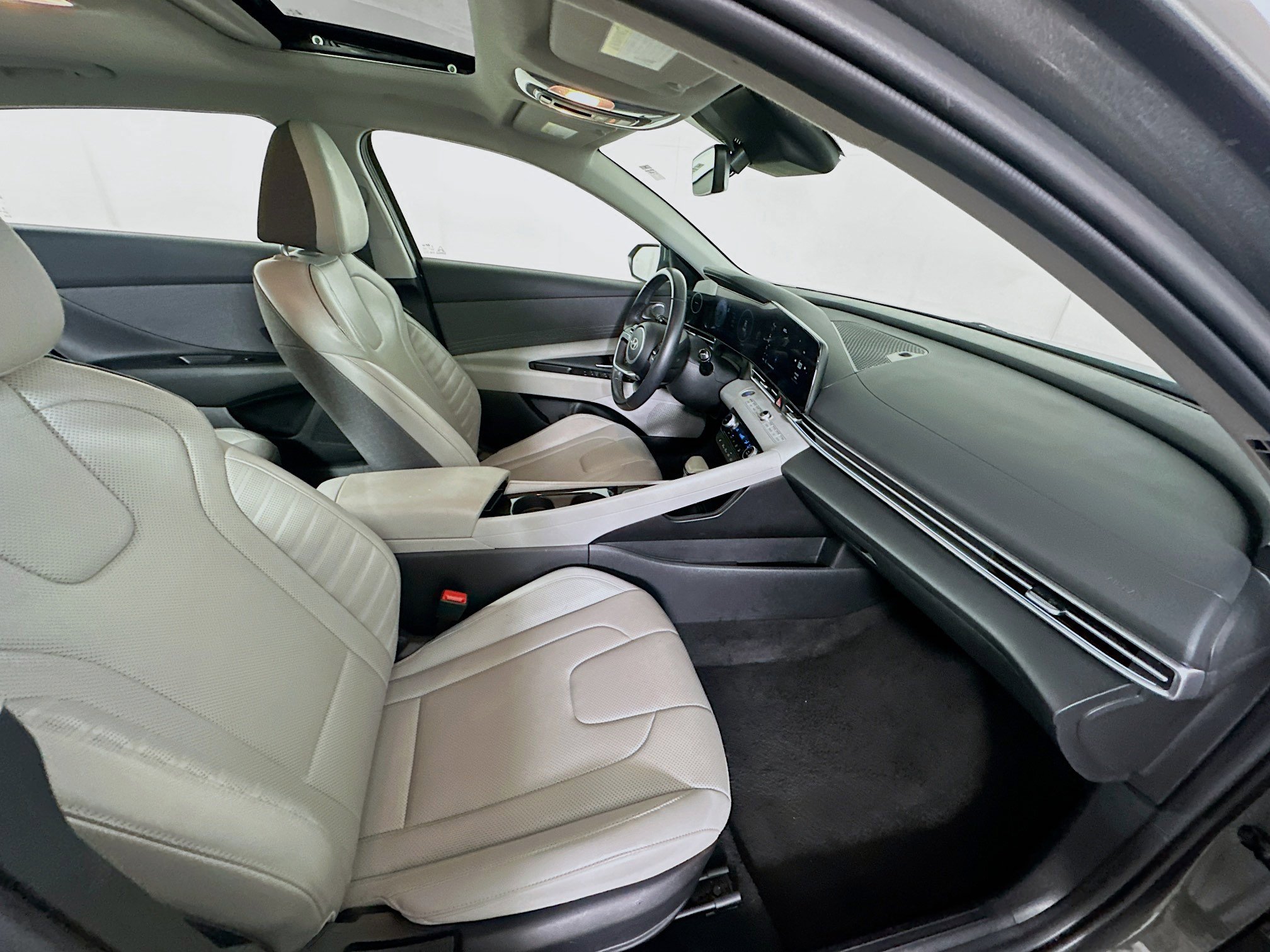 Used 2024 Hyundai Elantra Limited image 31