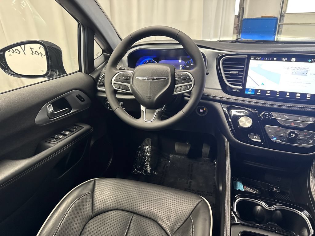 Used 2026 Chrysler Pacifica Limited FWD image 16