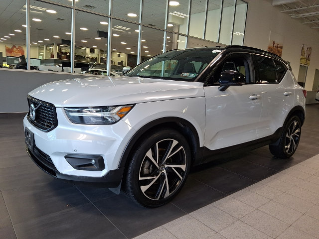 Used 2021 Volvo XC40 T5 R-Design w/ Climate Package AWD/4WD image 3