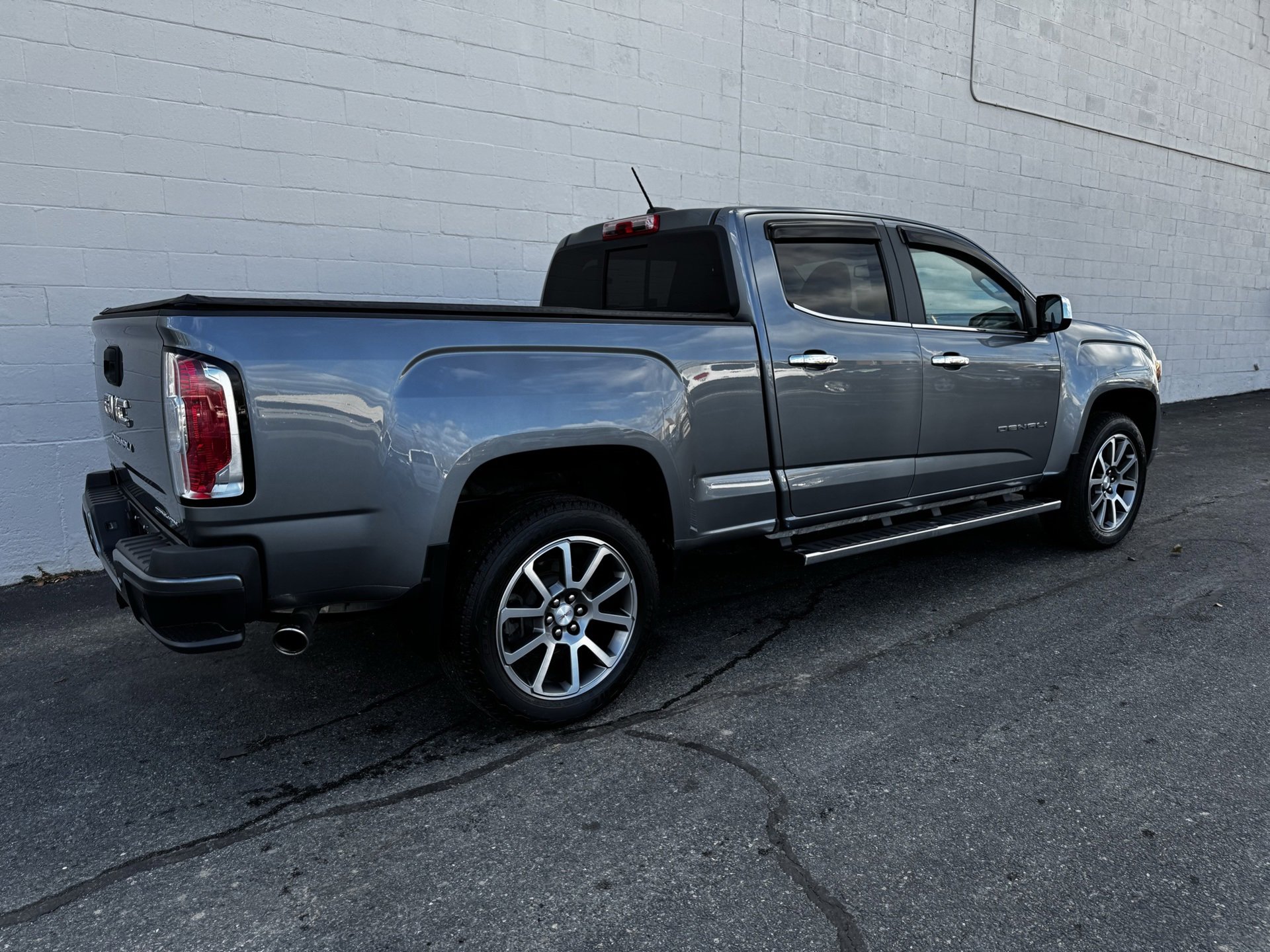 Used 2022 GMC Canyon Denali image 4