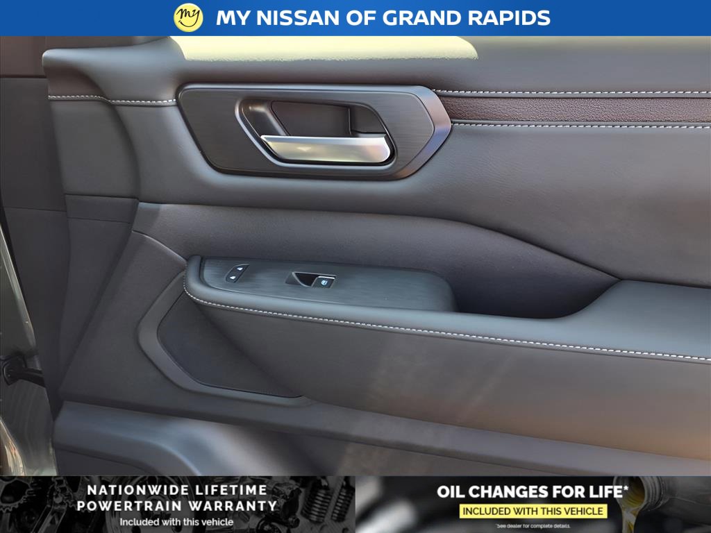New 2025 Nissan Armada SL w/ Captain's Chari Seat Package image 15