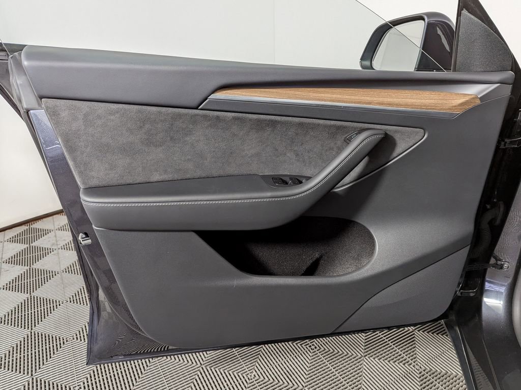 Used 2025 Tesla Model Y Long Range image 12
