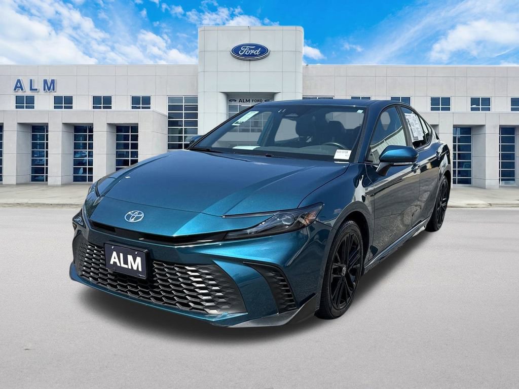 Used 2025 Toyota Camry SE image 1