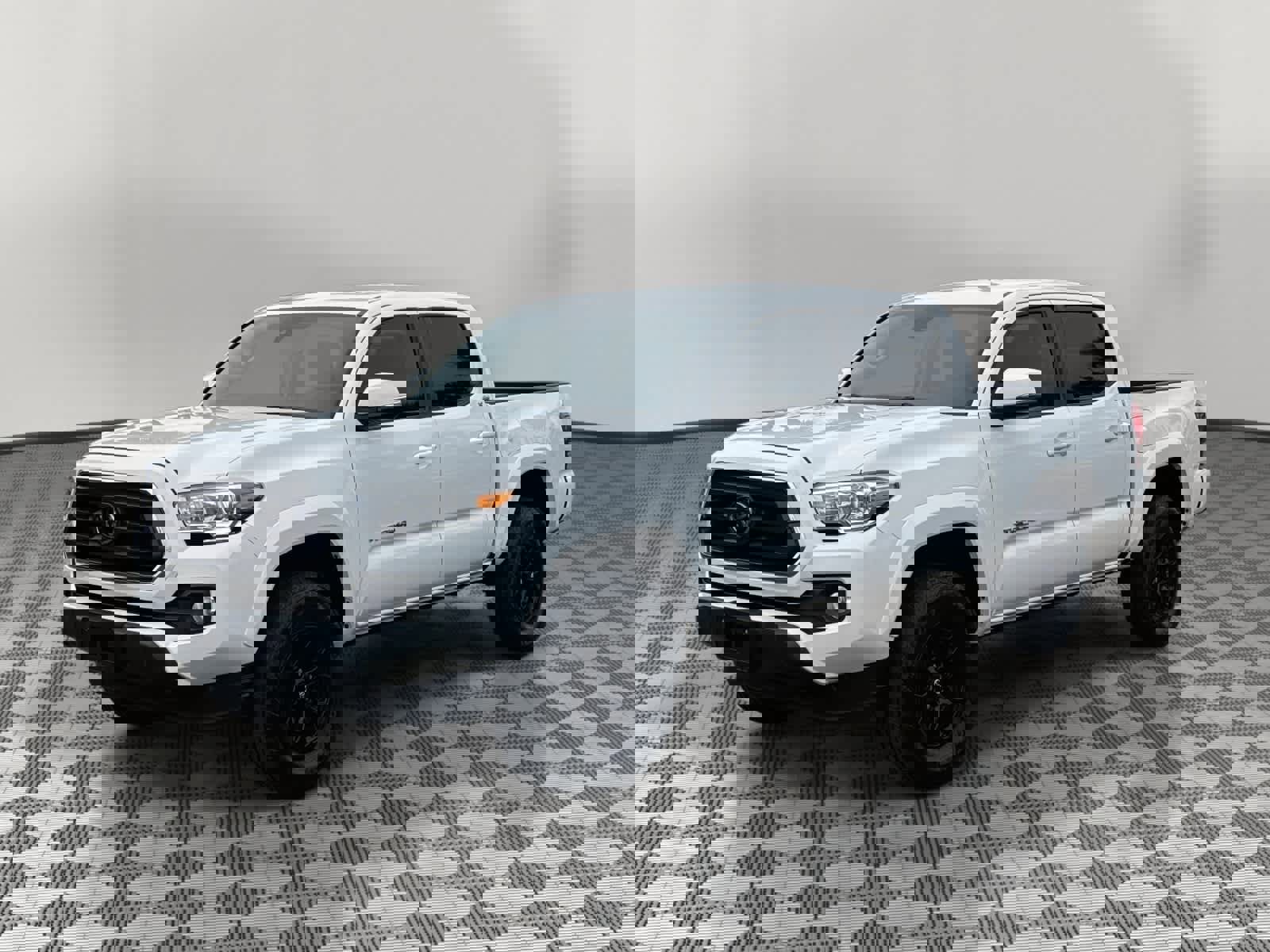 Used 2022 Toyota Tacoma SR5 w/ Technology Package image 1