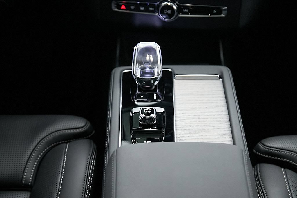 Certified 2025 Volvo XC90 T8 Ultra AWD/4WD image 31