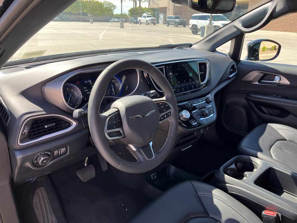 Used 2026 Chrysler Pacifica Select FWD image 12
