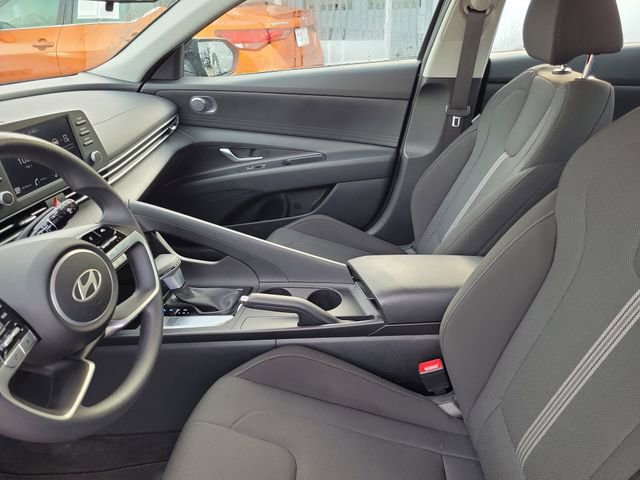 Used 2025 Hyundai Elantra SE FWD image 12