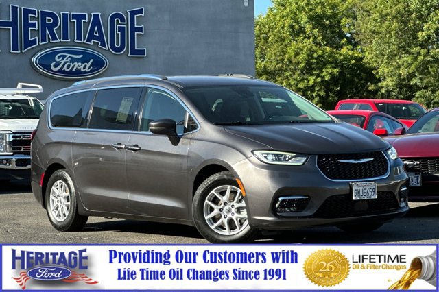 Used 2021 Chrysler Pacifica Touring-L FWD image 2