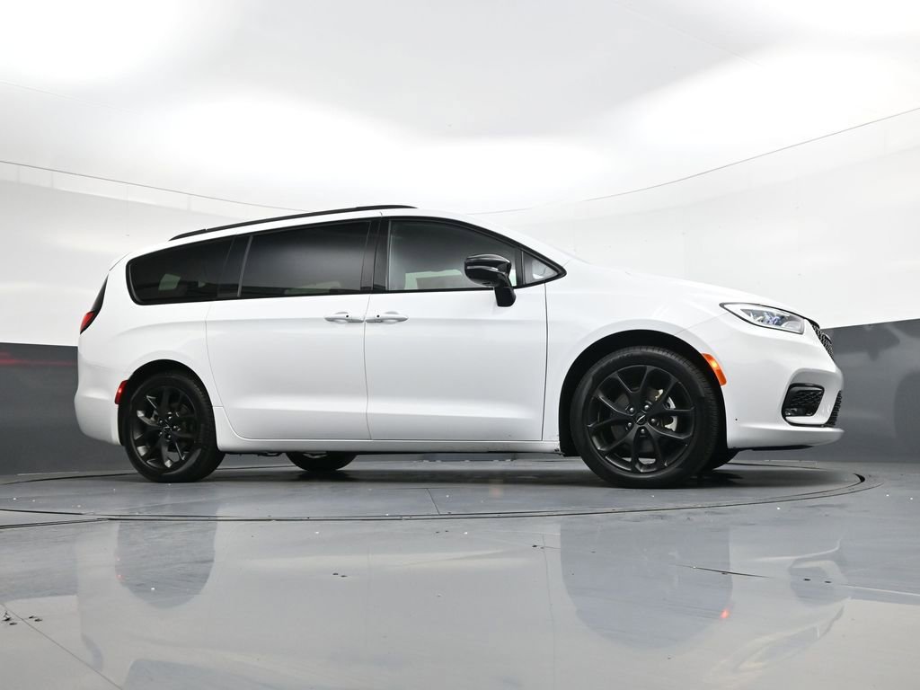 Used 2025 Chrysler Pacifica Limited image 36