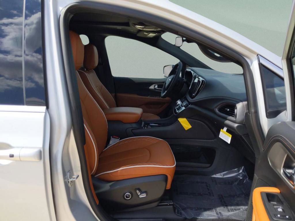 New 2026 Chrysler Pacifica Pinnacle image 29