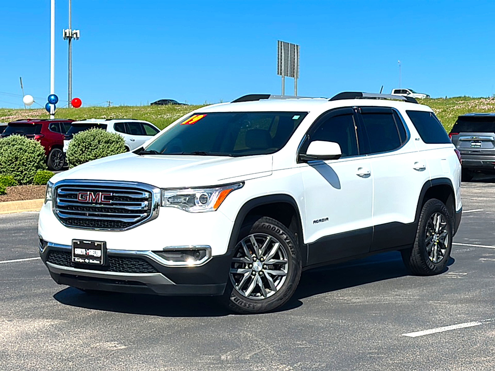 Used 2019 GMC Acadia SLT image 2
